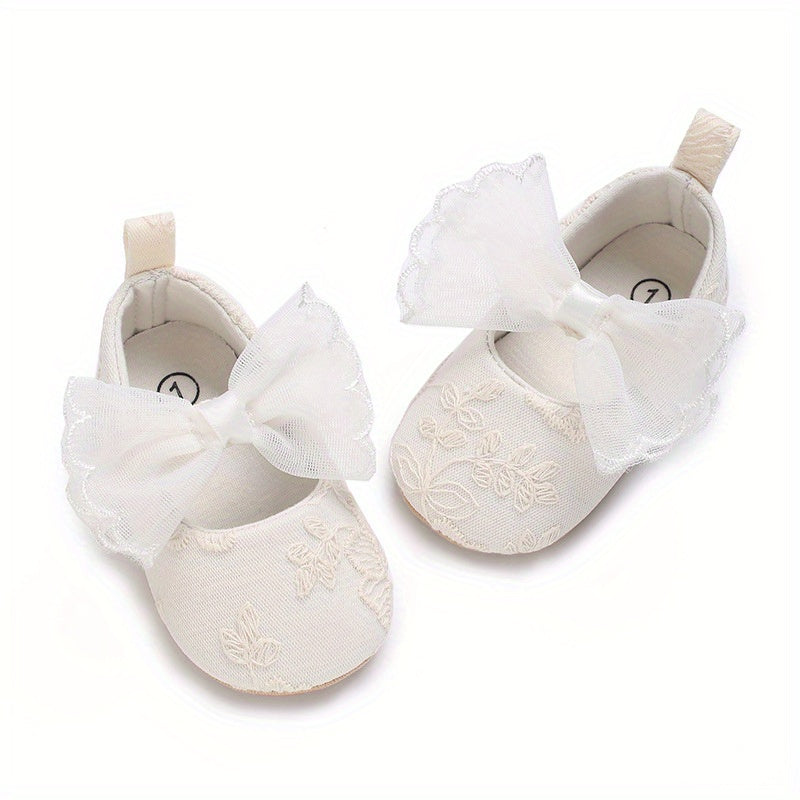 Chaussons de Cérémonie Bébé Fille Blancs - Dentelle Brodée et Grand Nœud Élégant