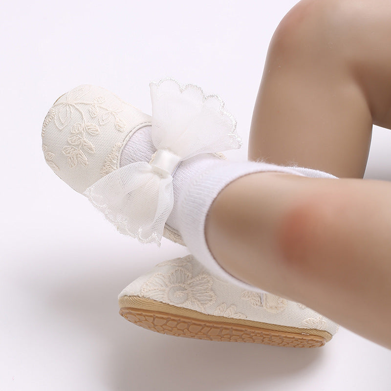 Chaussons de Cérémonie Bébé Fille Blancs - Dentelle Brodée et Grand Nœud Élégant